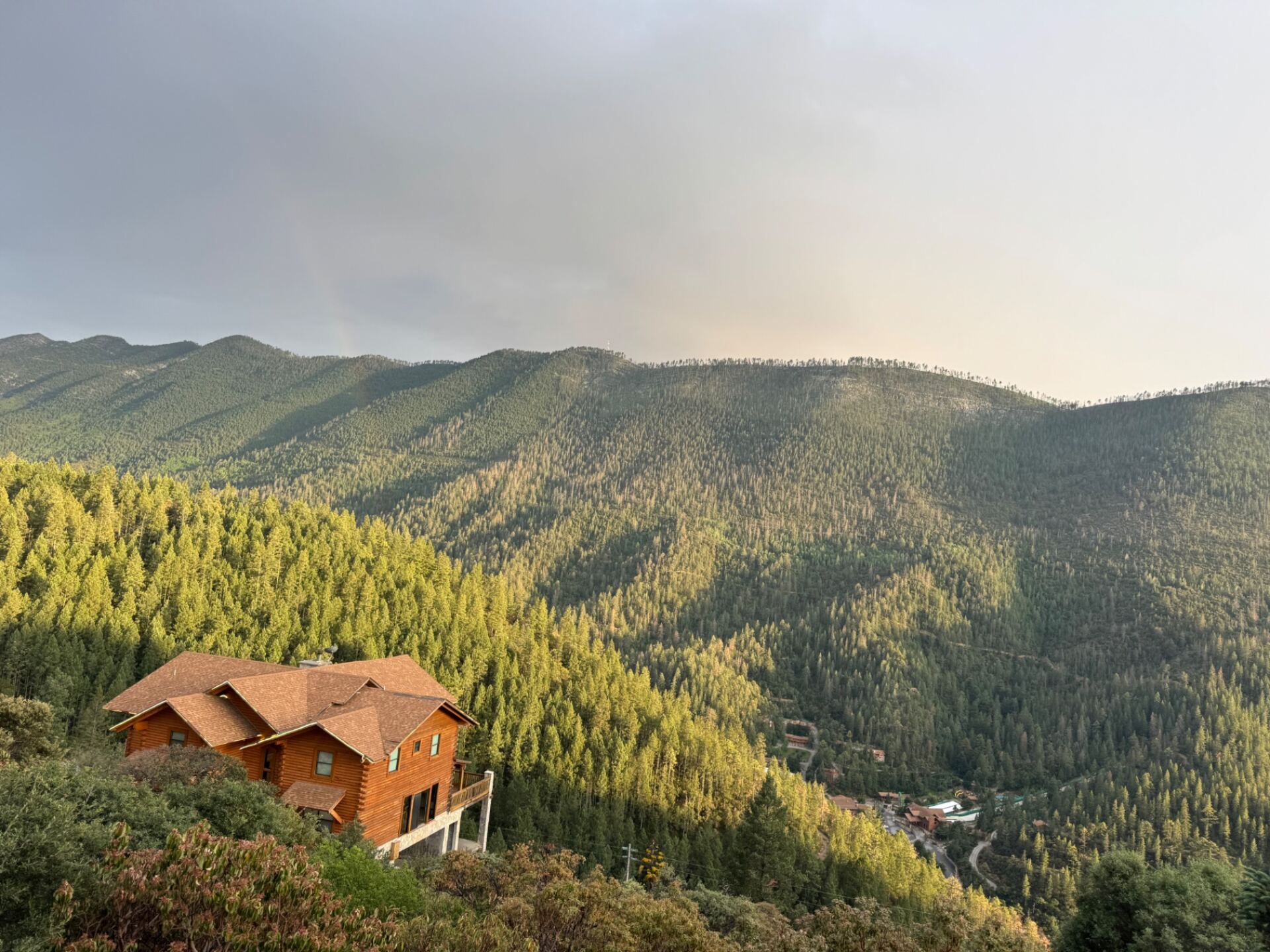 Cabañas en la Sierra de Arteaga al atardecer